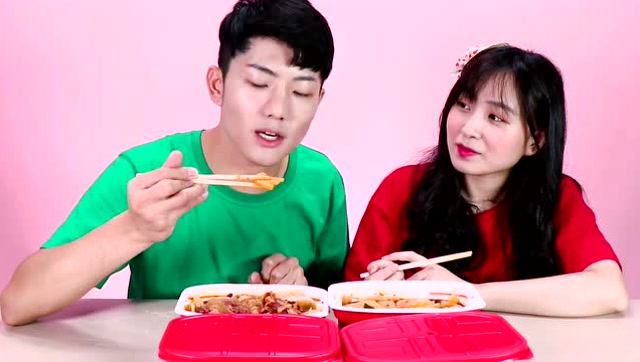 《小伶玩具》一分钟就可以吃到的四川麻辣火锅美食!坤坤辣哭啦