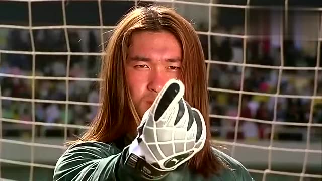 对方球队老板抽雪茄,达叔自然要撑足场面,对着一根香肠就是一口