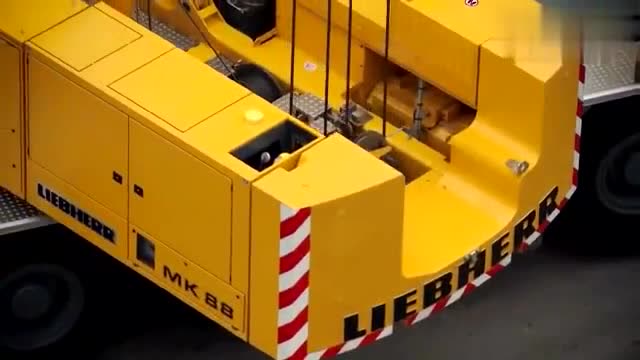 利勃海尔mk88起重机果然牛,全地形塔吊新车,技能展示"变形金刚