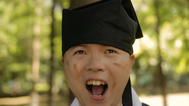 笑傲江湖,令狐冲断了林镇南的后,促使他阴差阳错炼成了辟邪剑法