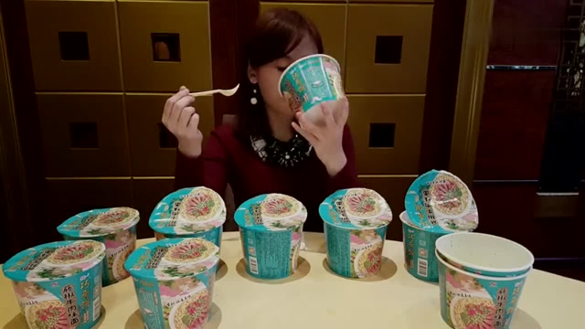 大胃王密子君晚餐吃了10桶藤椒牛肉面,闻着清新,吃着火辣的泡面