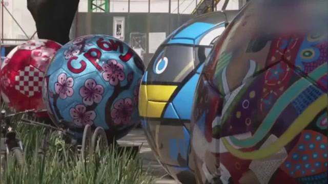 巨型彩绘足球助俄罗斯世界杯