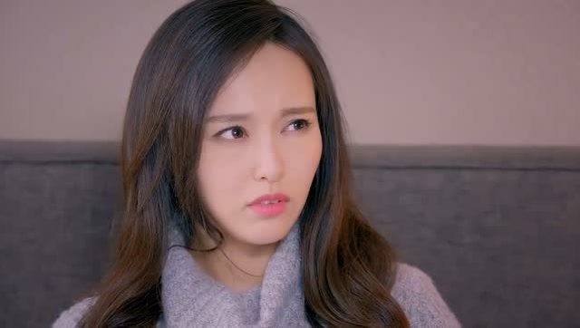 米朵睡在男神的床上,看着霸道总裁的眼神,脸上挂满了幸福