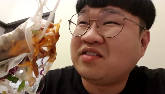 大胖哥这样吃牛肉片卷超过瘾,嘴巴真大