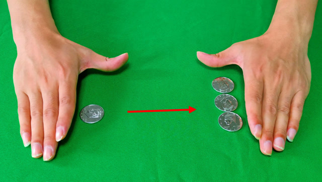 神奇魔术:4个硬币从左边隔空转移到右边!看10遍也没看出破绽
