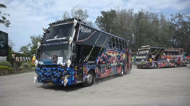 服了,大客车改装成这样,真的好看吗?无法理解这种车文化