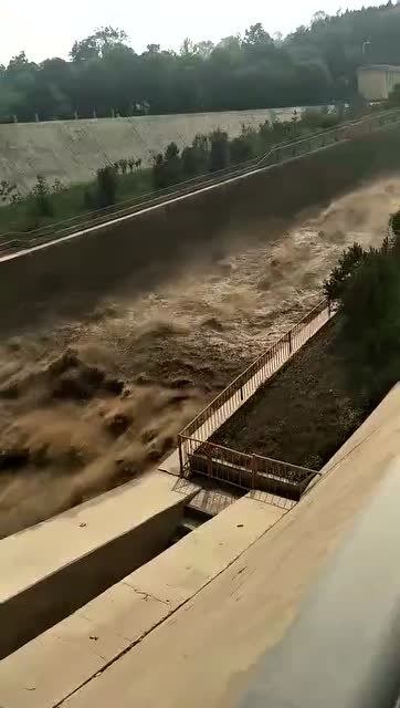 可怕!中国黄河小浪底排沙相当壮观