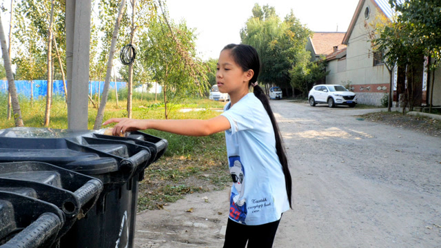小女孩路边捡垃圾吃,农民工给她100块钱,女孩做法反而让人很意外
