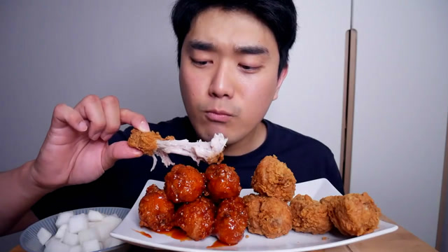 韩国吃货小哥,吃2种不同口味的炸鸡腿,吃得太馋人了