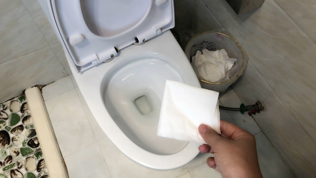 卫生纸用完后,扔马桶里好还是扔垃圾桶里正确?很多人都做错了