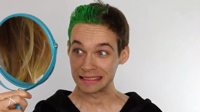 小哥仿妆小丑,染上绿色头发后,简直一模一样!