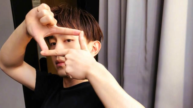 邓伦对镜头做拍照手势眼神冷淡,粉丝:你帅的犯规了