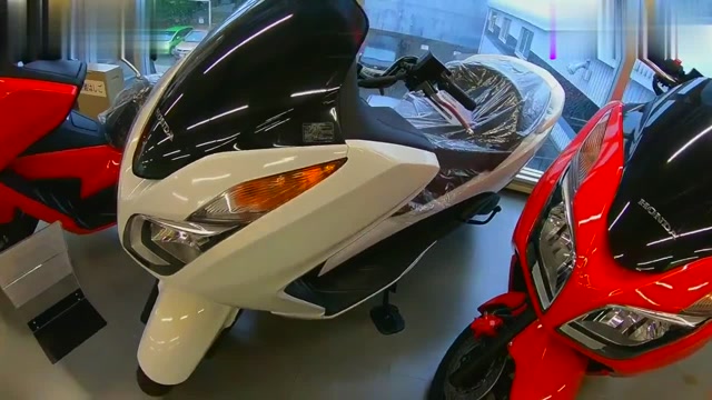 实拍摩托车行里的本田250cc踏板车!