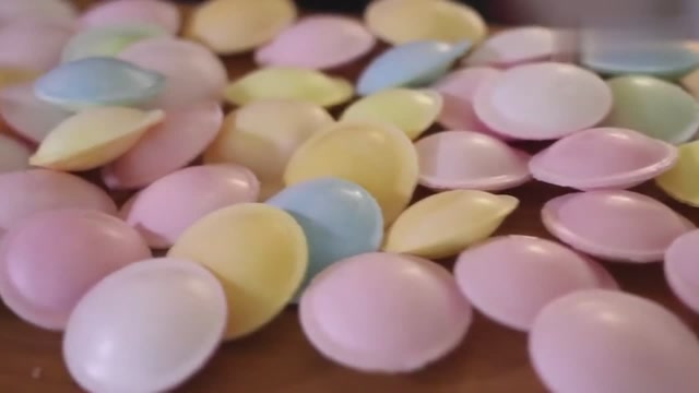 大胃王吃太空糖果,一个接着一个塞,太过瘾了!