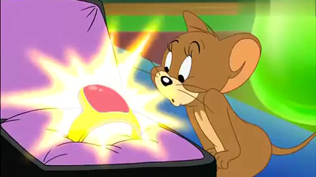 猫和老鼠:杰瑞拿了魔法戒指戴在头上,还很自恋的照了一下镜子