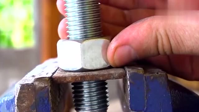 技术宅教你自制一个简易千斤顶,出门再也不怕车子出小毛病了!