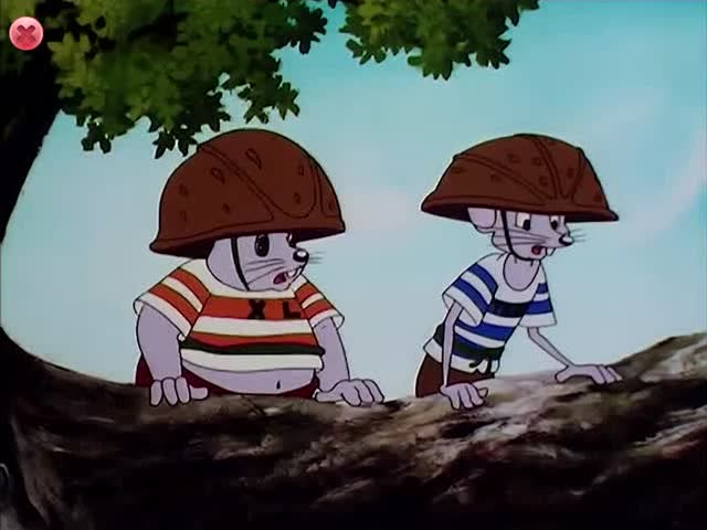 狮子王:两只小老鼠躲在树上观察着什么东西呢.