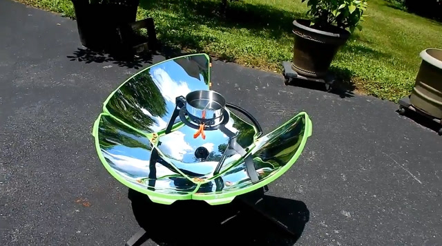 老外发明的太阳能灶,不需要生火也能炒菜,5分钟即可组装完毕