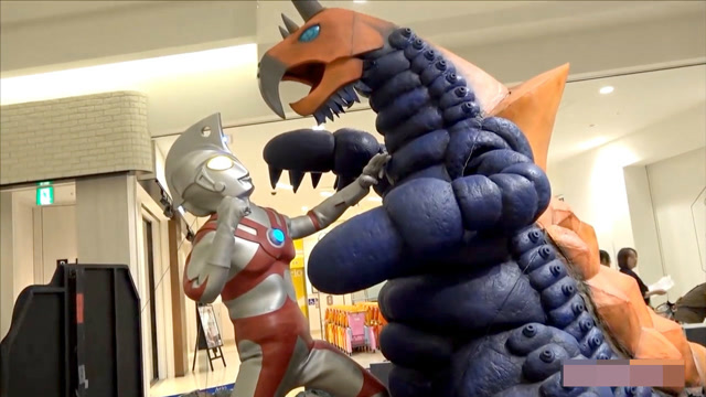 在日本商城见到艾斯奥特曼大战独角超兽巴克西姆的经典场景!