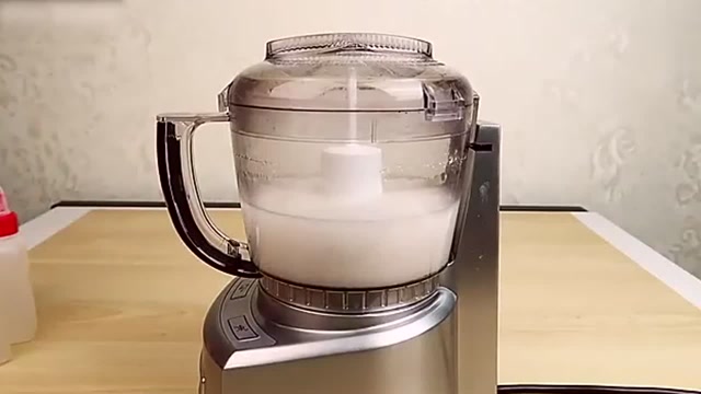 将胶水倒进榨汁机内会怎样?一块手感超棒的史莱姆就这样出来了!