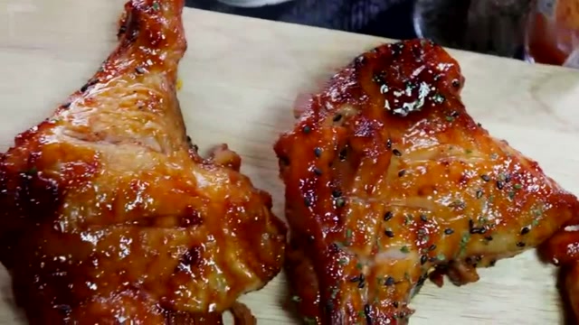 韩国小哥吃烤鸡腿,两大口一个的啃完,太过瘾了