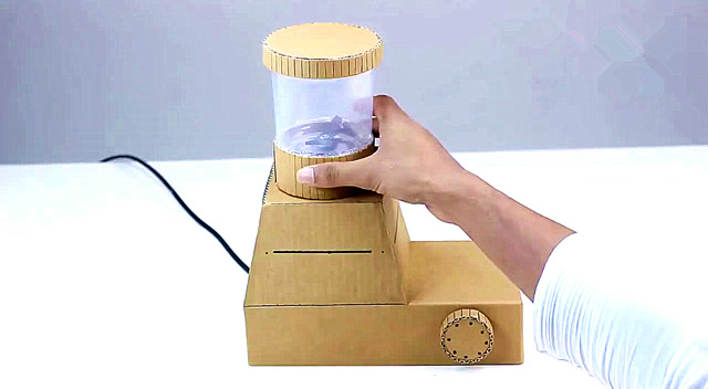 使用纸板自制的榨汁机见过没?当然用来打粉很合适!