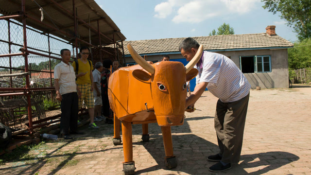 牛人再现诸葛亮"木牛流马",拉人耕地样样行,出自中国农村大叔之手