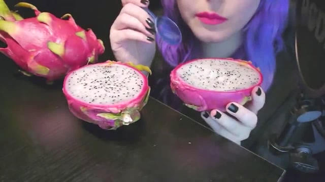 美女早餐吃2只大火龙果,美容又养颜