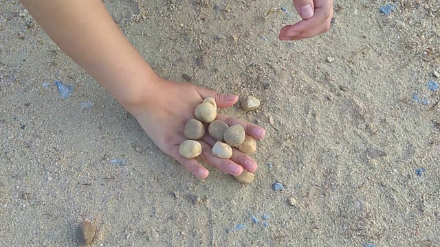 80,90后还记得童年的"抓石子"游戏吗?现在的孩子都不玩了