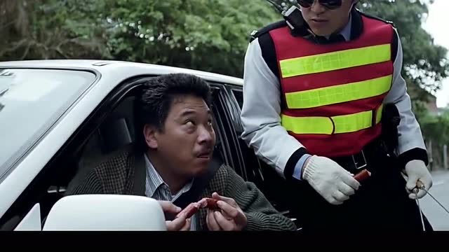 周星驰对烧烤情有独钟,饰演孙悟空烤鸡翅,当个交警又烧烤