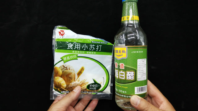 小苏打加白醋混合在一起,解决了每家每户一个大难题,看完试试