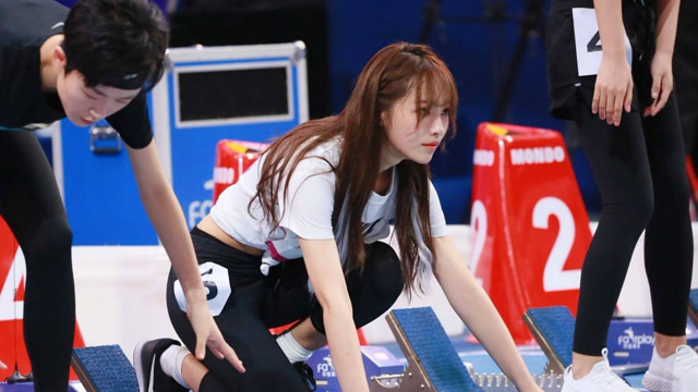 美娜体测展示超能一字马,咆哮式奔跑吓坏小伙伴,太可爱了!