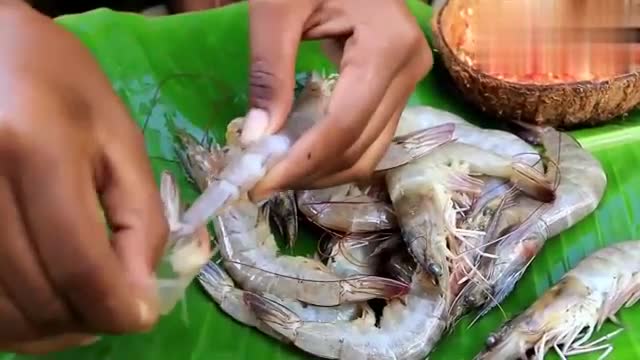 小姐姐剥虾,这熟练的手法,居家好老婆一个!