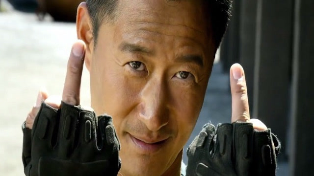 战狼2:冷锋只是对坦克车里的人做了这个动作,坦克车里的人竟怒了