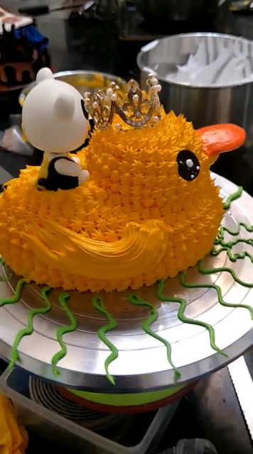 网红小黄鸭蛋糕 看着都不舍得吃