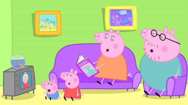 小猪佩奇和乔治坐在客厅的地板上看电视,佩奇通过电视看到了女王