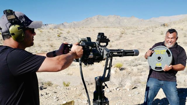 40斤重的杠铃片能防弹吗?加特林扫射瞬间,震撼开始!