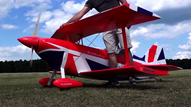 令人爱不释手的机械模型:动力强劲的双层翼飞机!