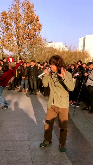 流浪歌手街头唱《下定决心忘记你》,开唱的瞬间就被圈粉了!