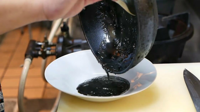 日本料理真是什么都吃,鱿鱼墨汁都给熬成汤吃了,让你来你敢吃吗?