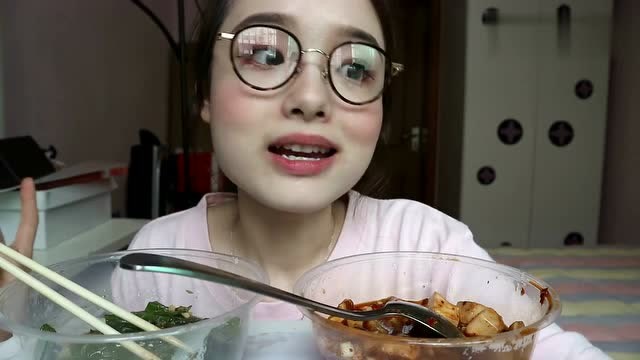 小姐姐吃麻婆豆腐虎皮青椒,她说了她老师讲过的话,太有深意了!