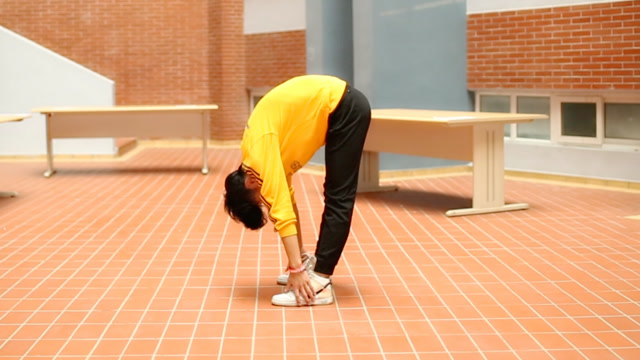 每天原地摸腿弯腰,坚持十分钟,小肚子会更紧致