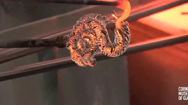康宁公司员工现场烧"冻戈龙"杯制作过程
