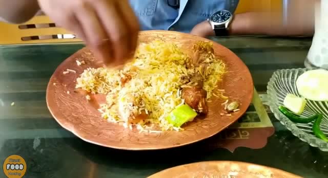 印度特色手抓咖喱饭,看这饭的颜色,真佩服他们的胃口