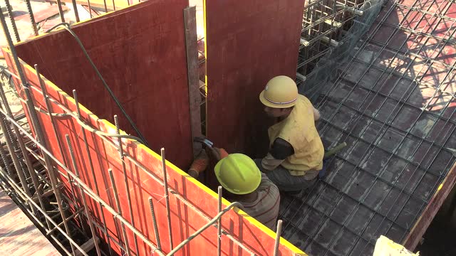 十九号楼底下一层楼梯剪力墙安装模板