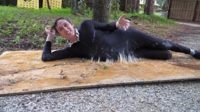 粘鼠板能粘住人吗?老外自制巨型粘鼠板,结果一看就知道了!