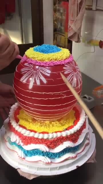 把皮球伪装成蛋糕,小伙子拿这个吓女友,思想很危险