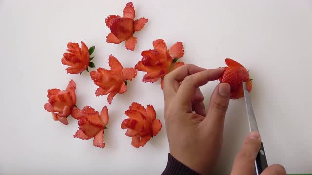 草莓变玫瑰花的花式切法,简单方便,造型美观