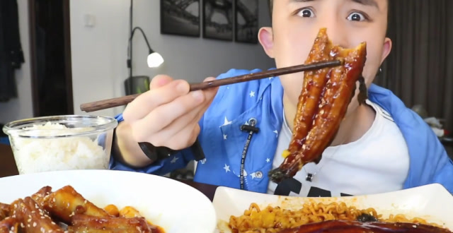 吃播小强吃辣炒排骨年糕和鳗鱼火鸡面大口吃直呼好吃过瘾