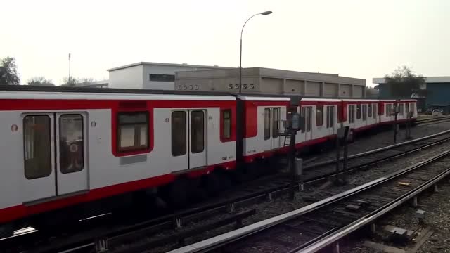 只见长长的胶轮地铁来回疾驰着,没错,就是智利圣地亚哥的铁路上